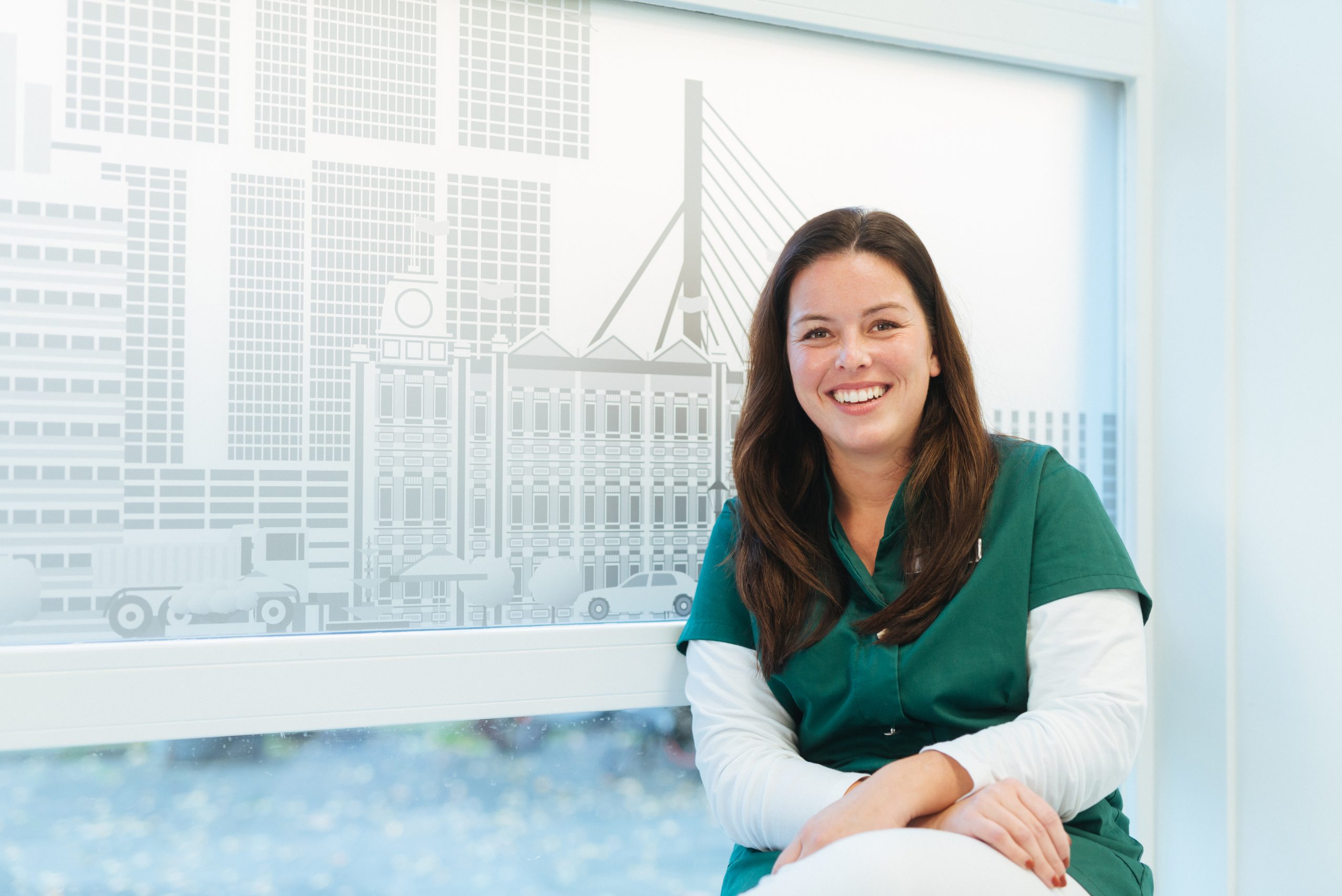 Een afbeelding van onze mondhygiëniste Danielle in onze praktijk in Rotterdam.